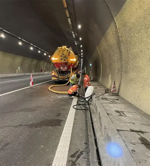 龙文隧道排水渠清淤